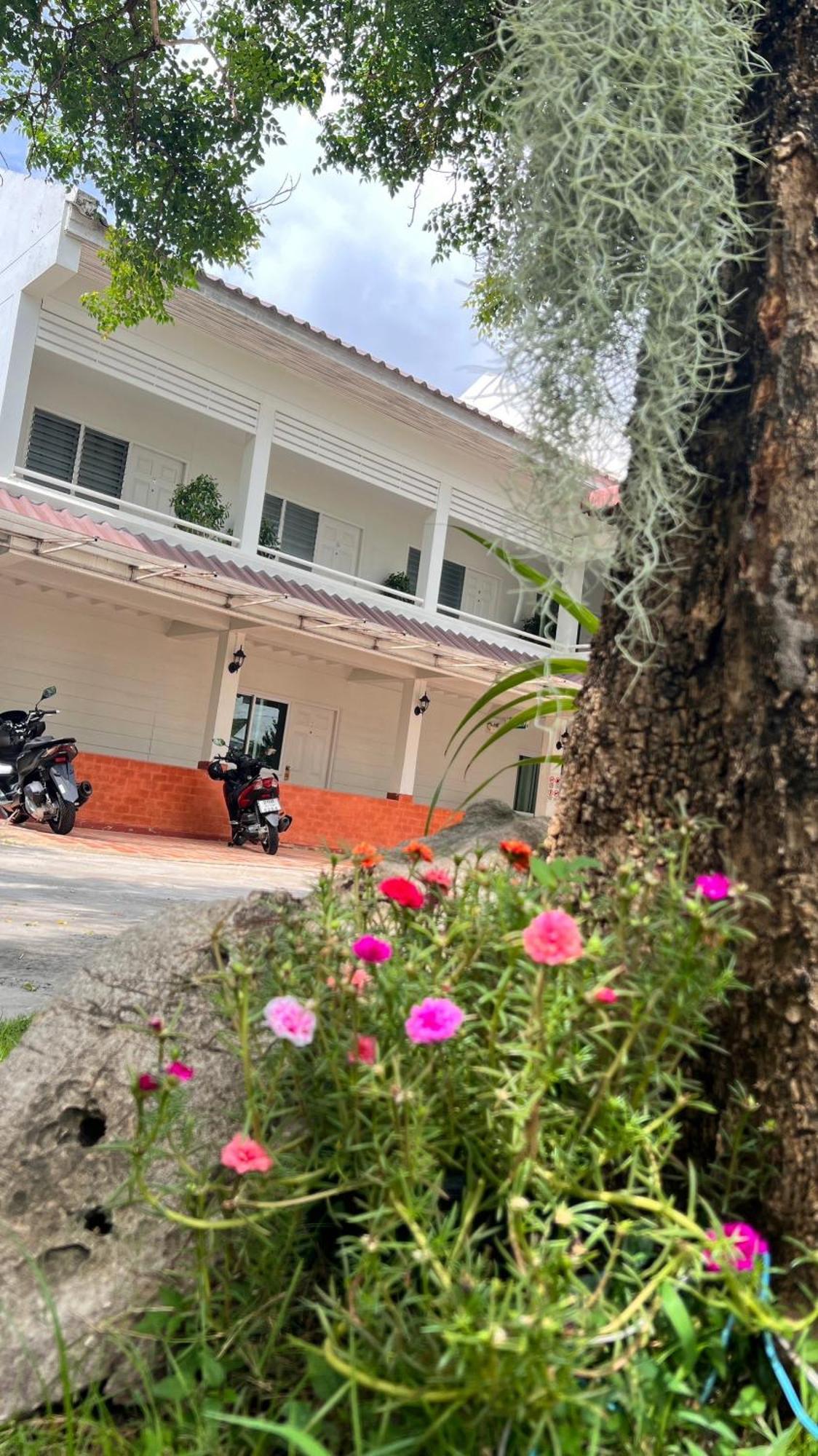 Udee Cozy Hotel Chiang Mai Exteriör bild